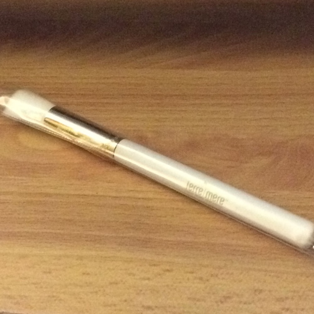 Terre Mere flat top makeup brush